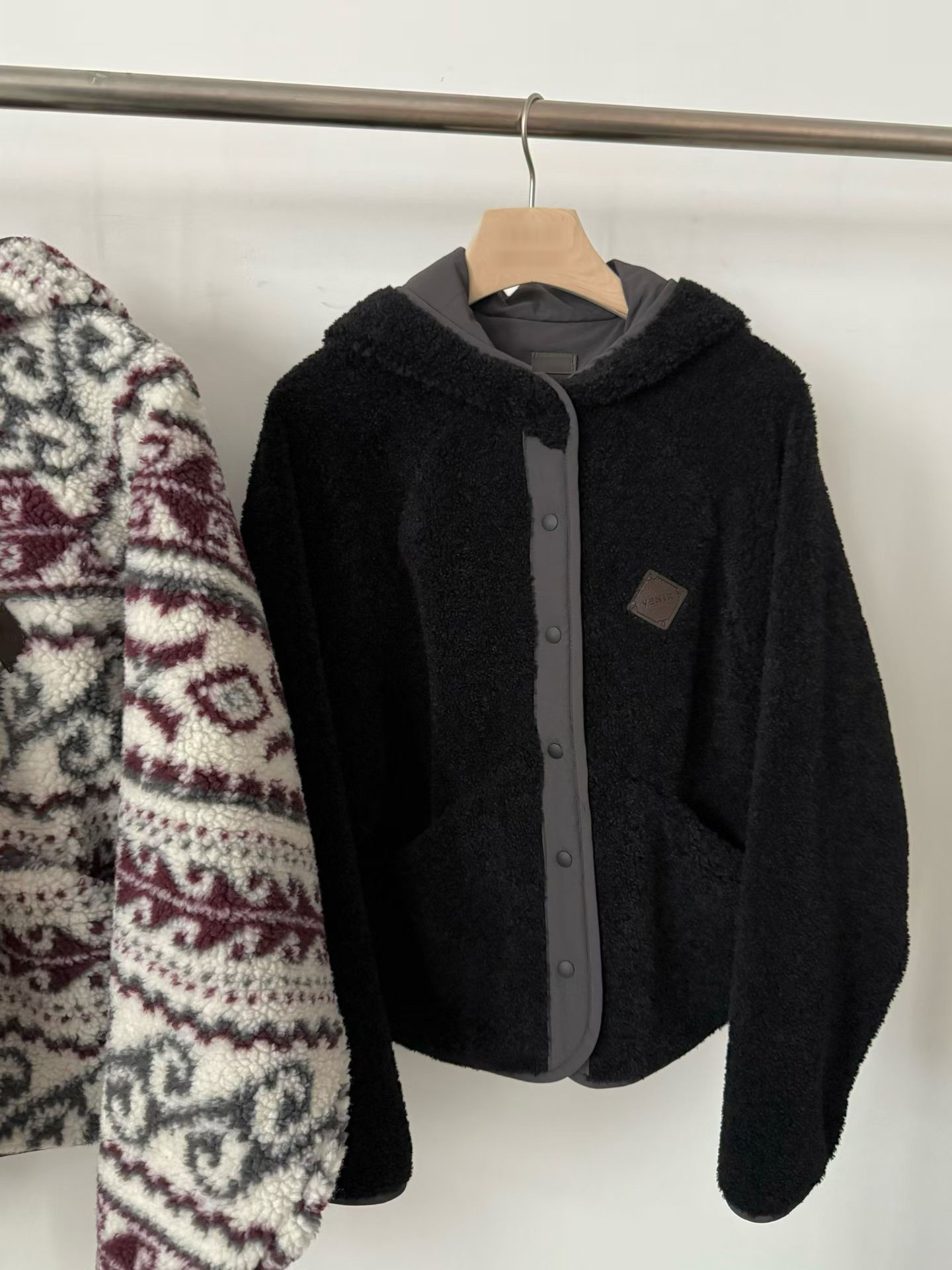 A77.設計款雙面穿圖騰QQ毛連帽外套