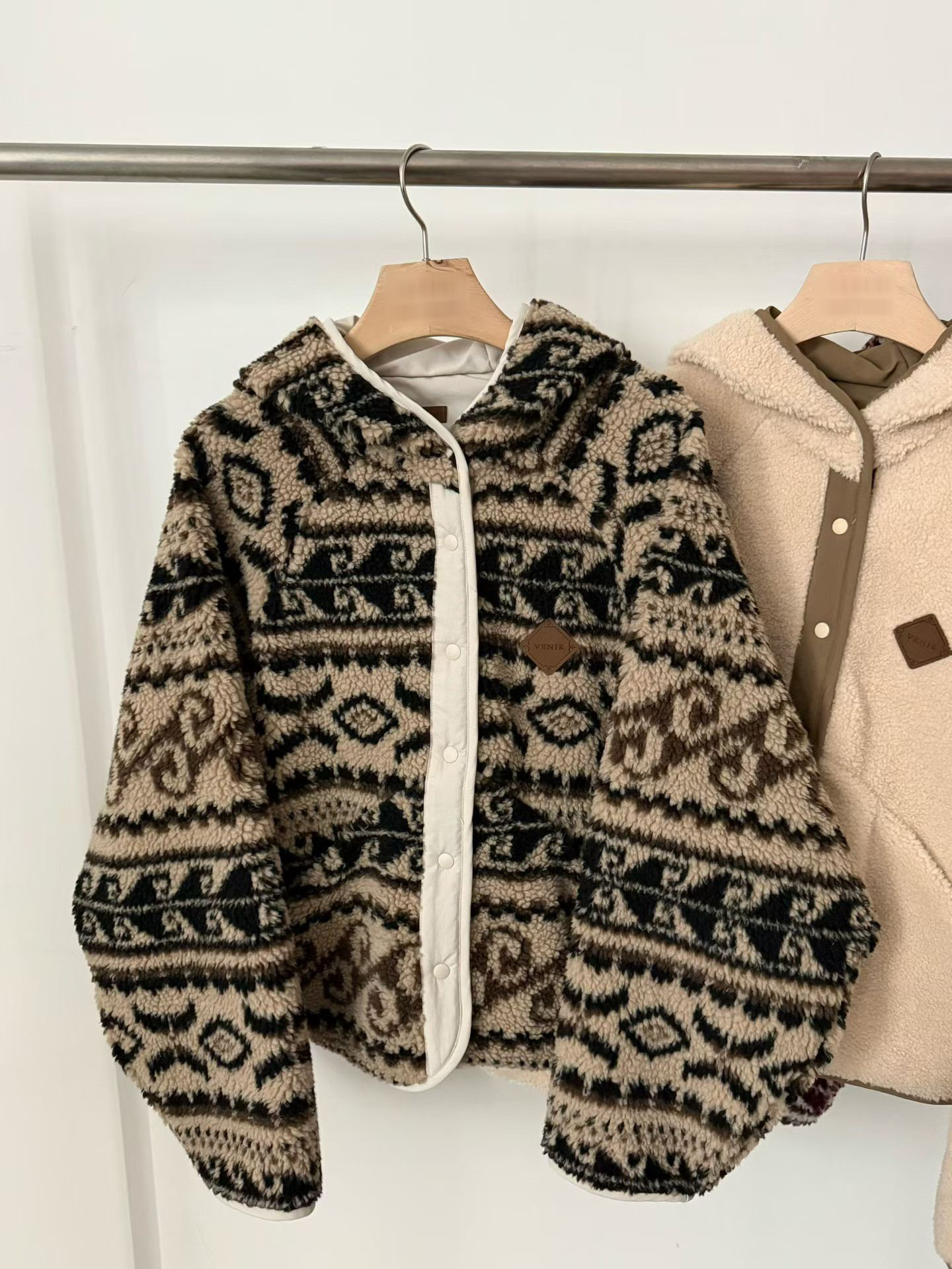 A77.設計款雙面穿圖騰QQ毛連帽外套