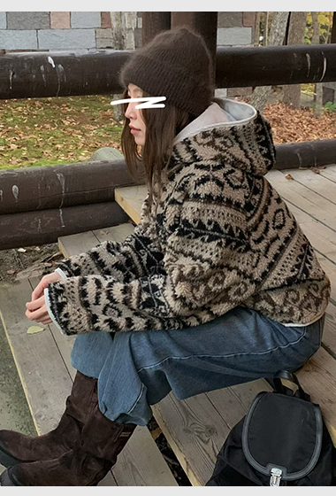 A77.設計款雙面穿圖騰QQ毛連帽外套