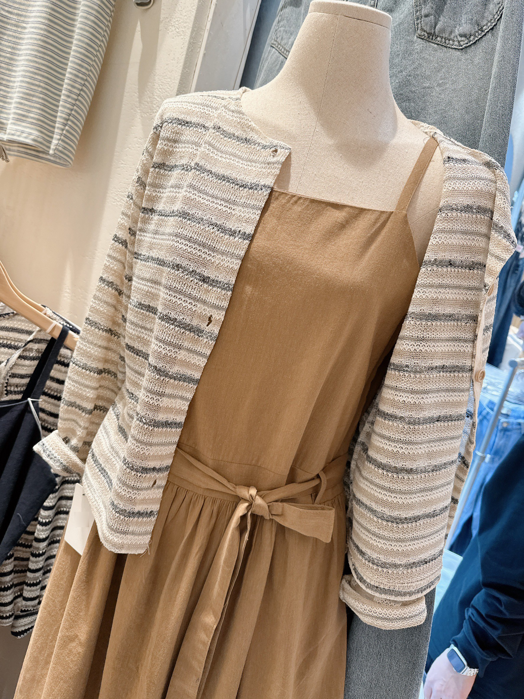 A16.淡雅色彩條紋小外套