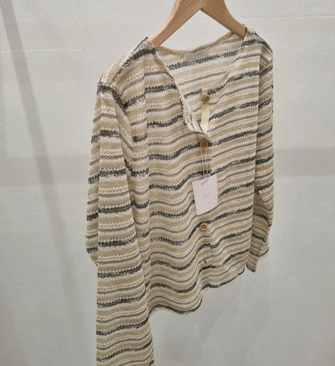 A16.淡雅色彩條紋小外套