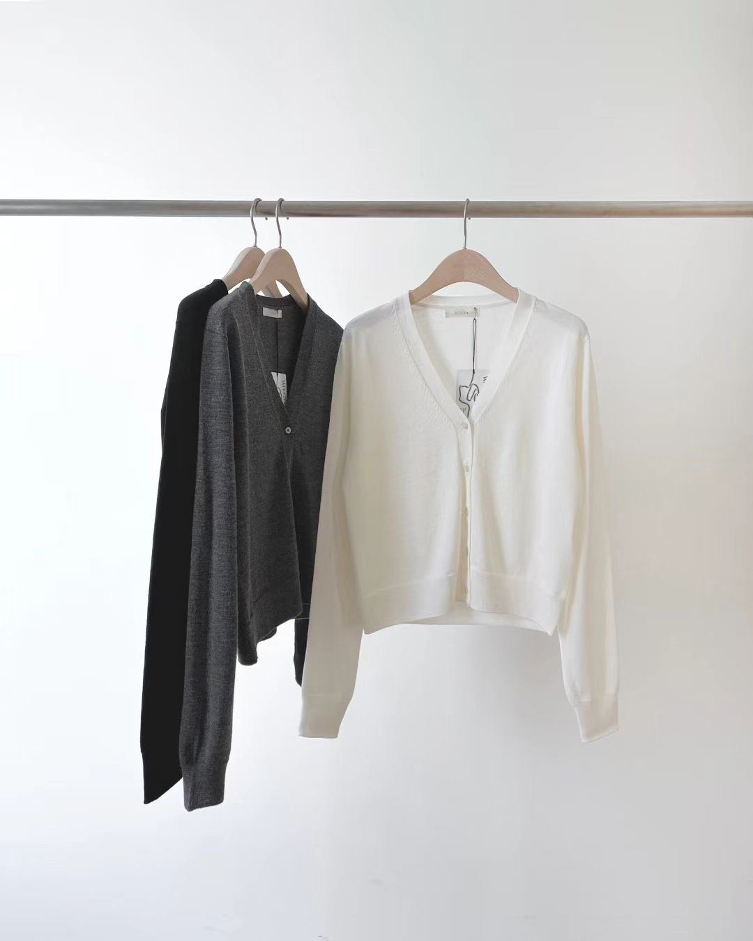 A24.顏值家V領100%MERINO WOOL無縫外套