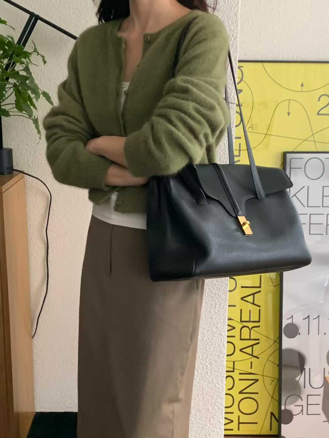 A60.小V家秋日女孩浣熊針織外套