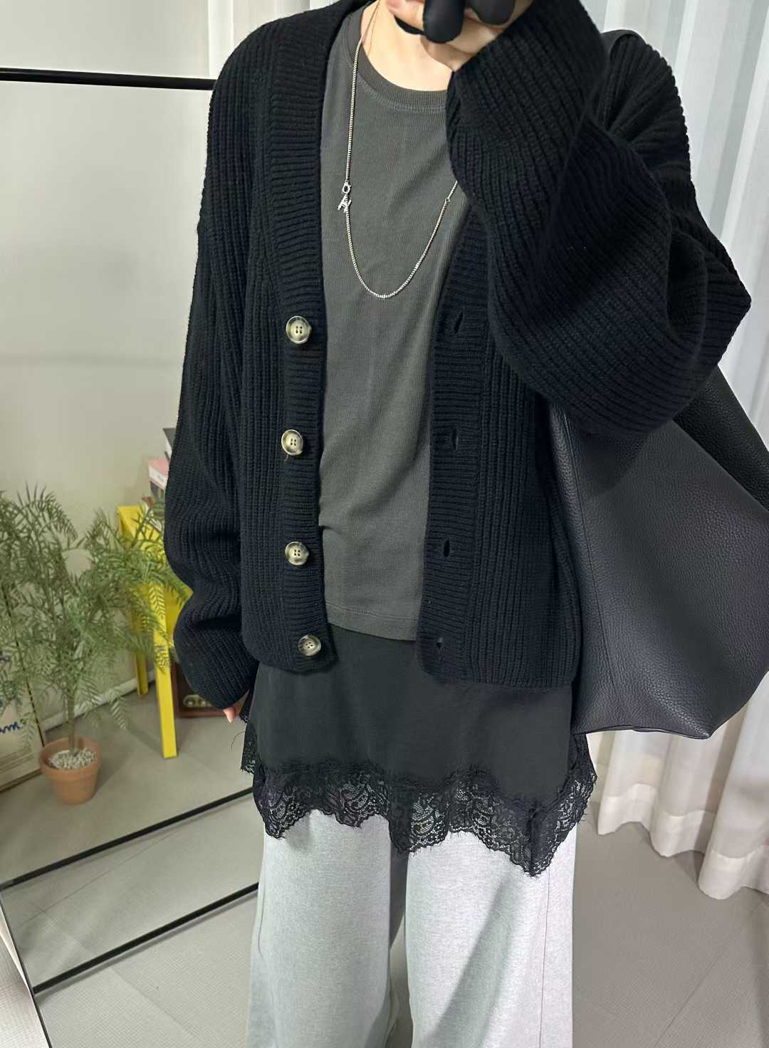 C12.親膚V領羊羔毛針織外套