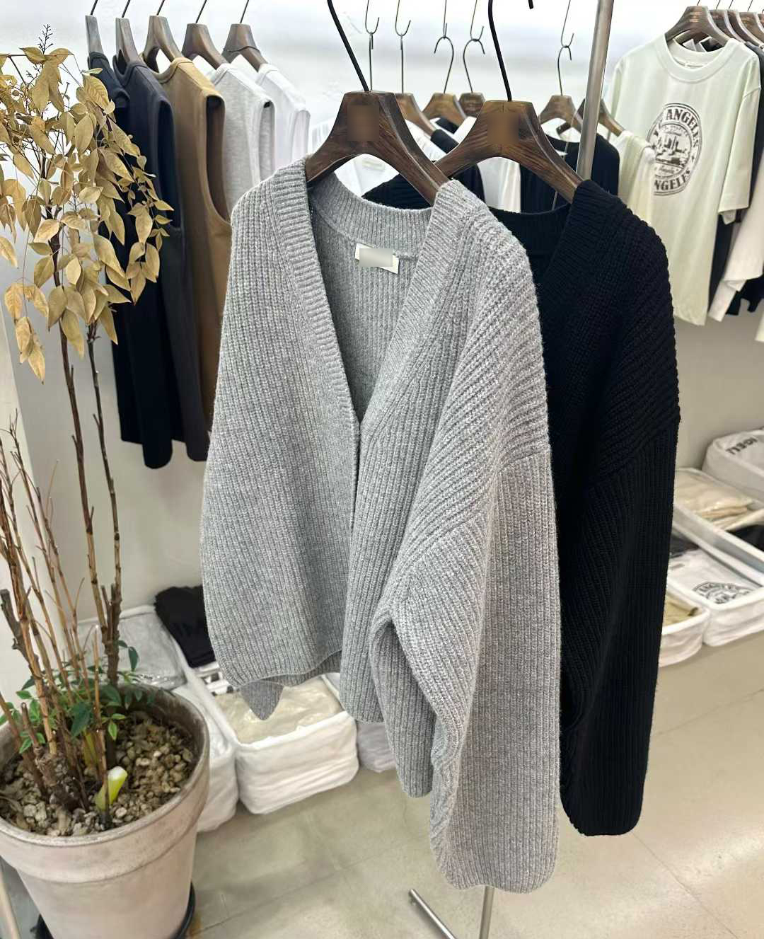 C12.親膚V領羊羔毛針織外套