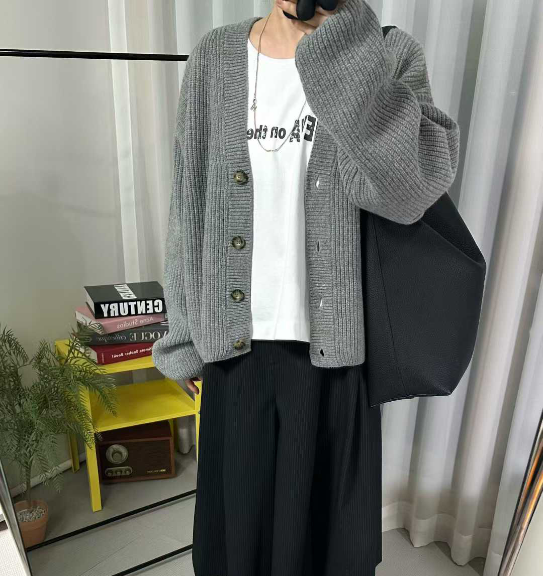 C12.親膚V領羊羔毛針織外套