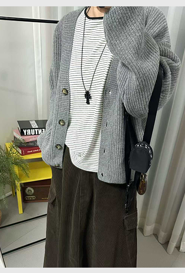 C12.親膚V領羊羔毛針織外套