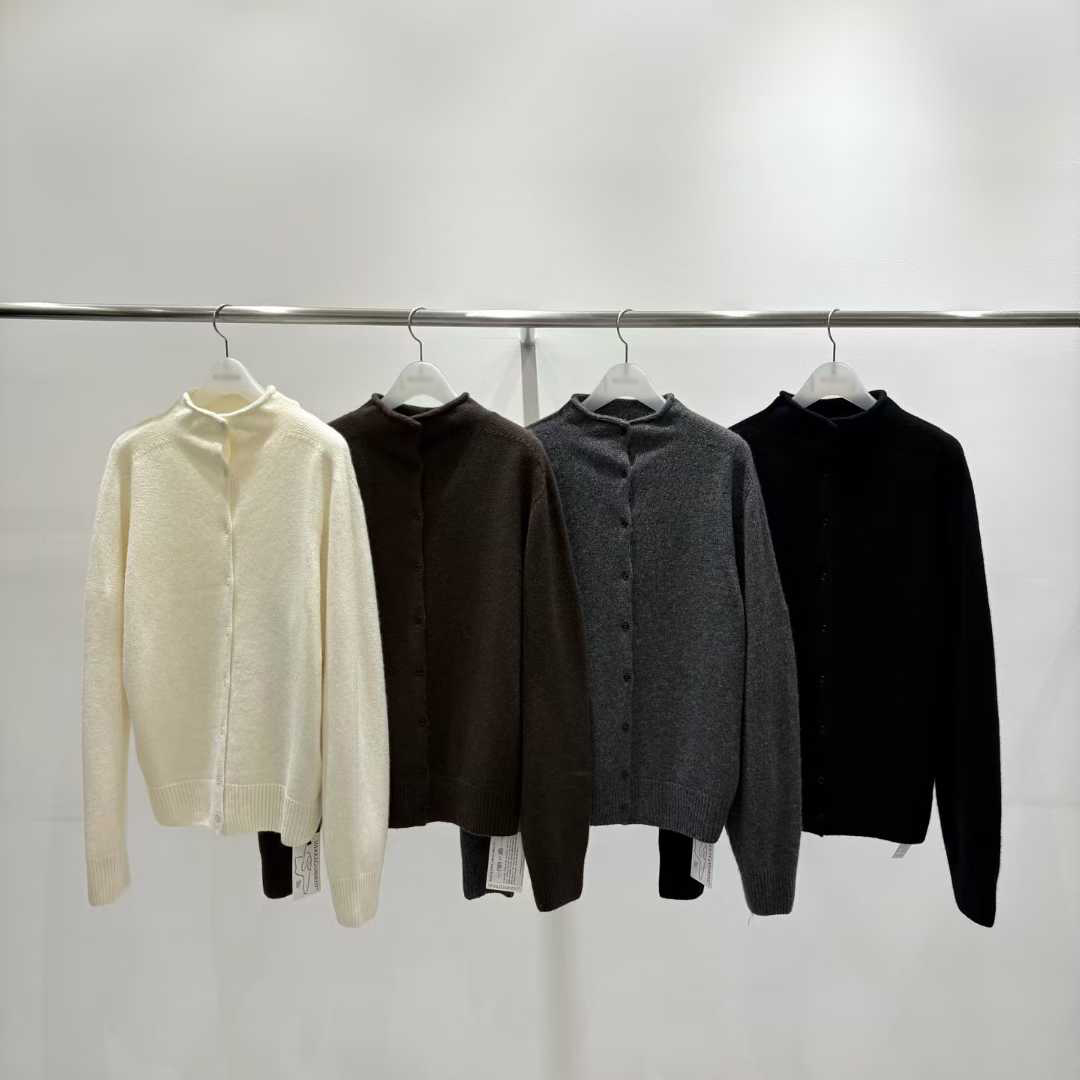 B77.質感家微高領小排釦毛衣外套