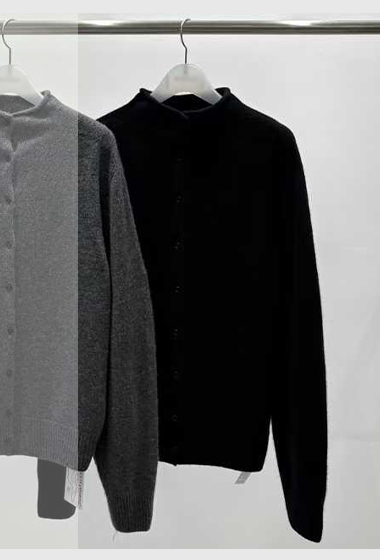 B77.質感家微高領小排釦毛衣外套