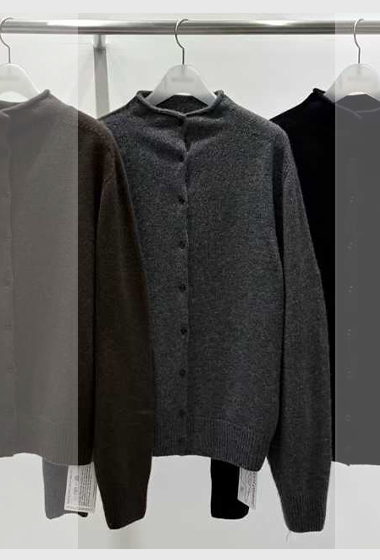 B77.質感家微高領小排釦毛衣外套