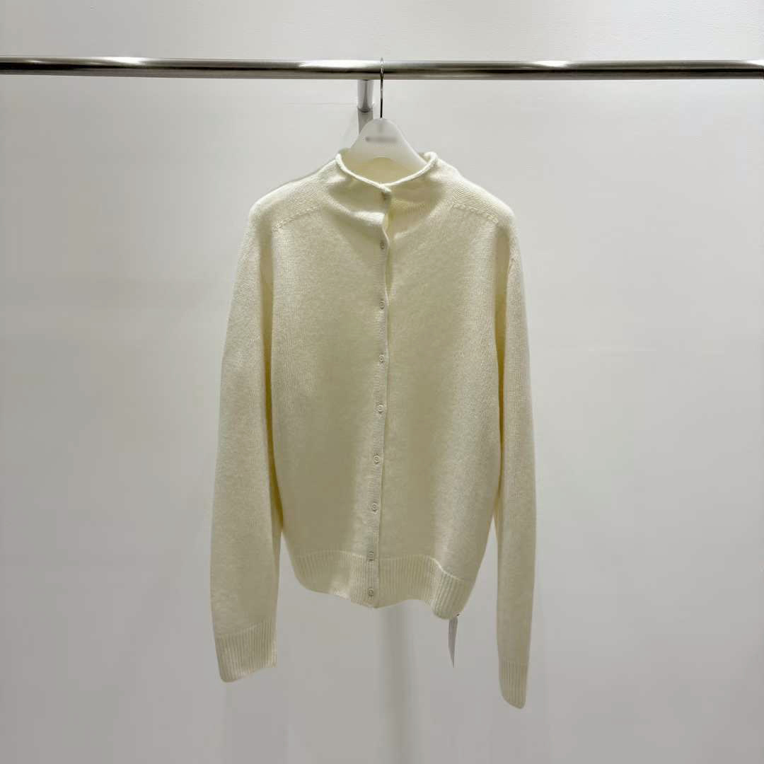 B77.質感家微高領小排釦毛衣外套