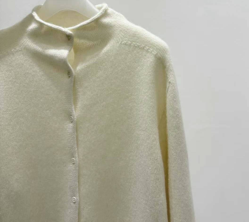 B77.質感家微高領小排釦毛衣外套