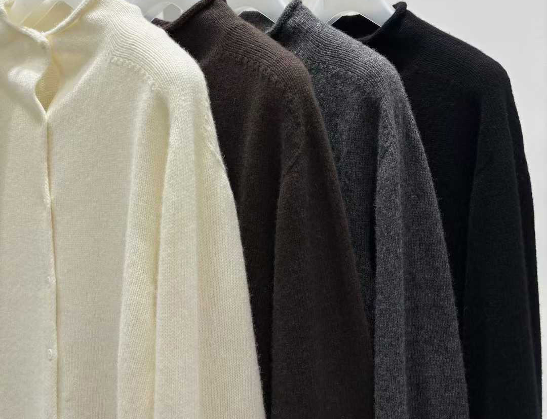 質感家微高領小排釦毛衣外套