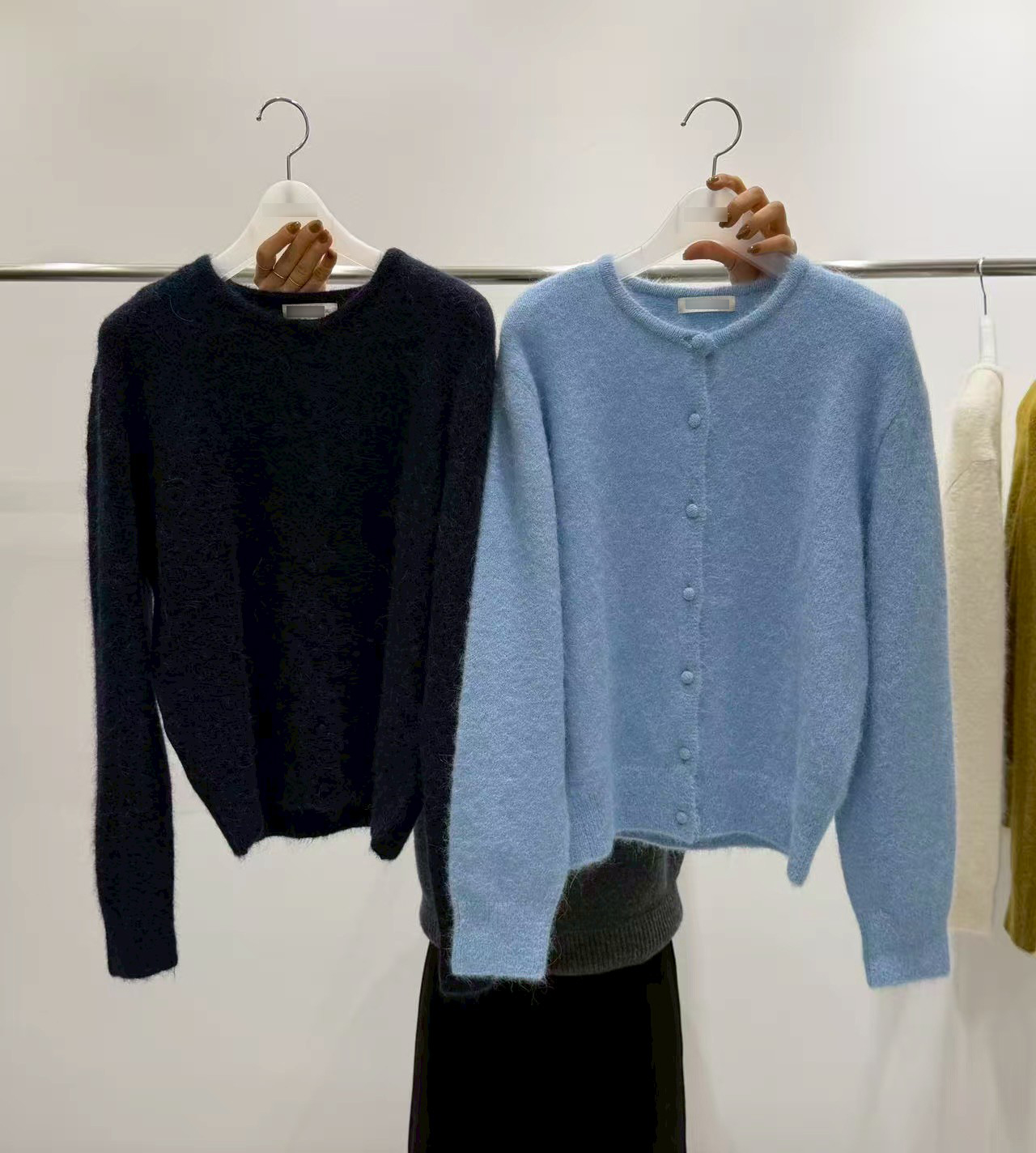 B75.質感家圓領同色包釦針織外套