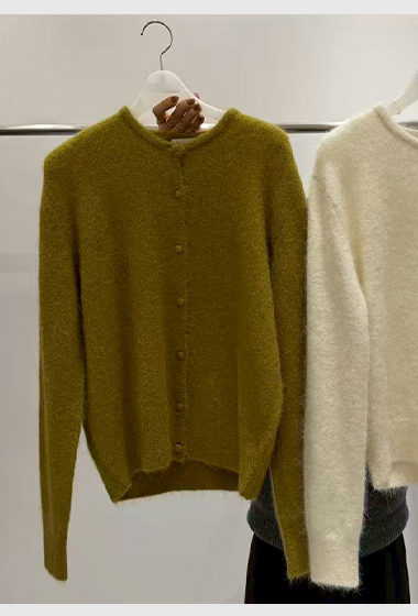 B75.質感家圓領同色包釦針織外套