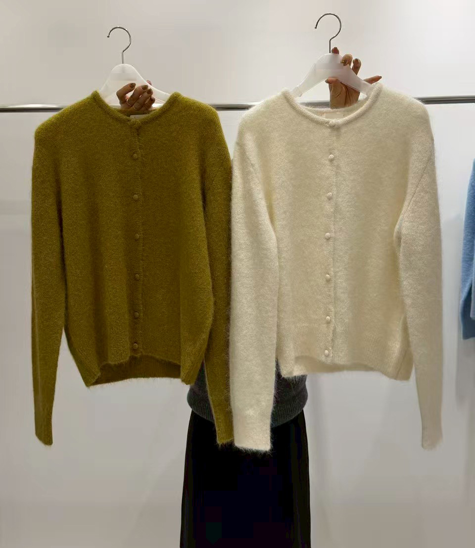 B75.質感家圓領同色包釦針織外套