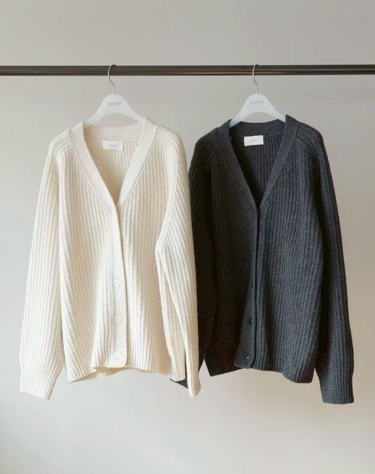 B54.瘦瘦歐膩V領直坑條毛衣外套