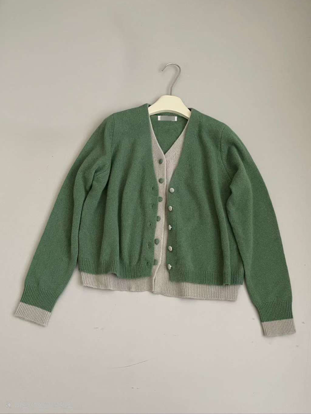 B63.可可家撞色V領假兩件排釦毛衣外套