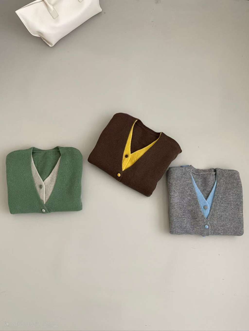 B63.可可家撞色V領假兩件排釦毛衣外套