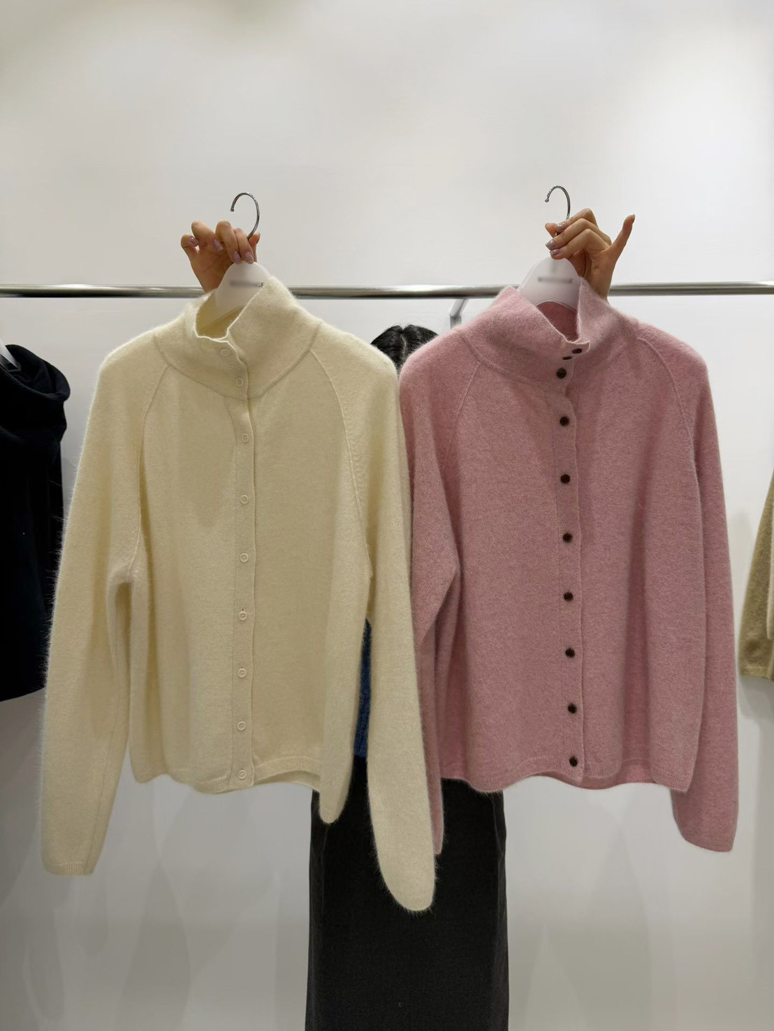 B35.質感家粉彩立領排釦毛衣