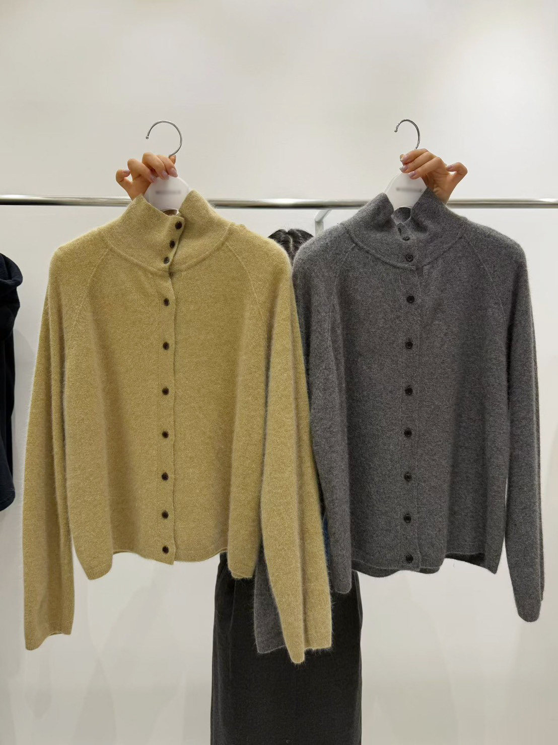 B35.質感家粉彩立領排釦毛衣