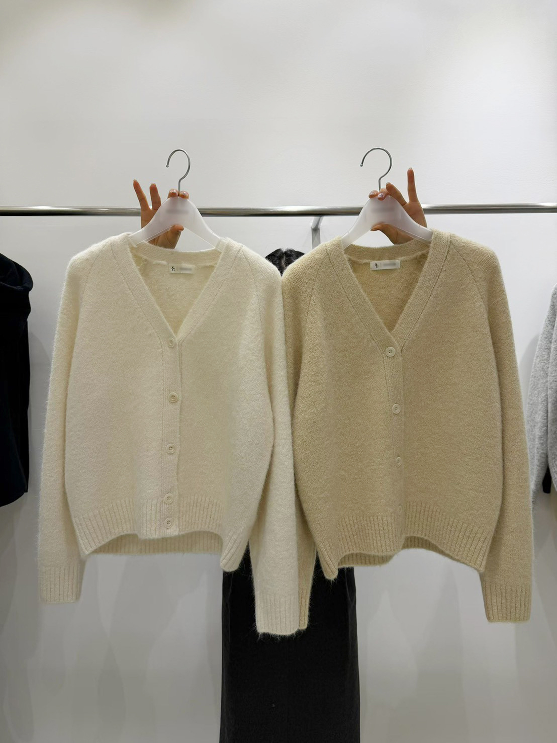 B36.質感家高級V領排釦針織外套