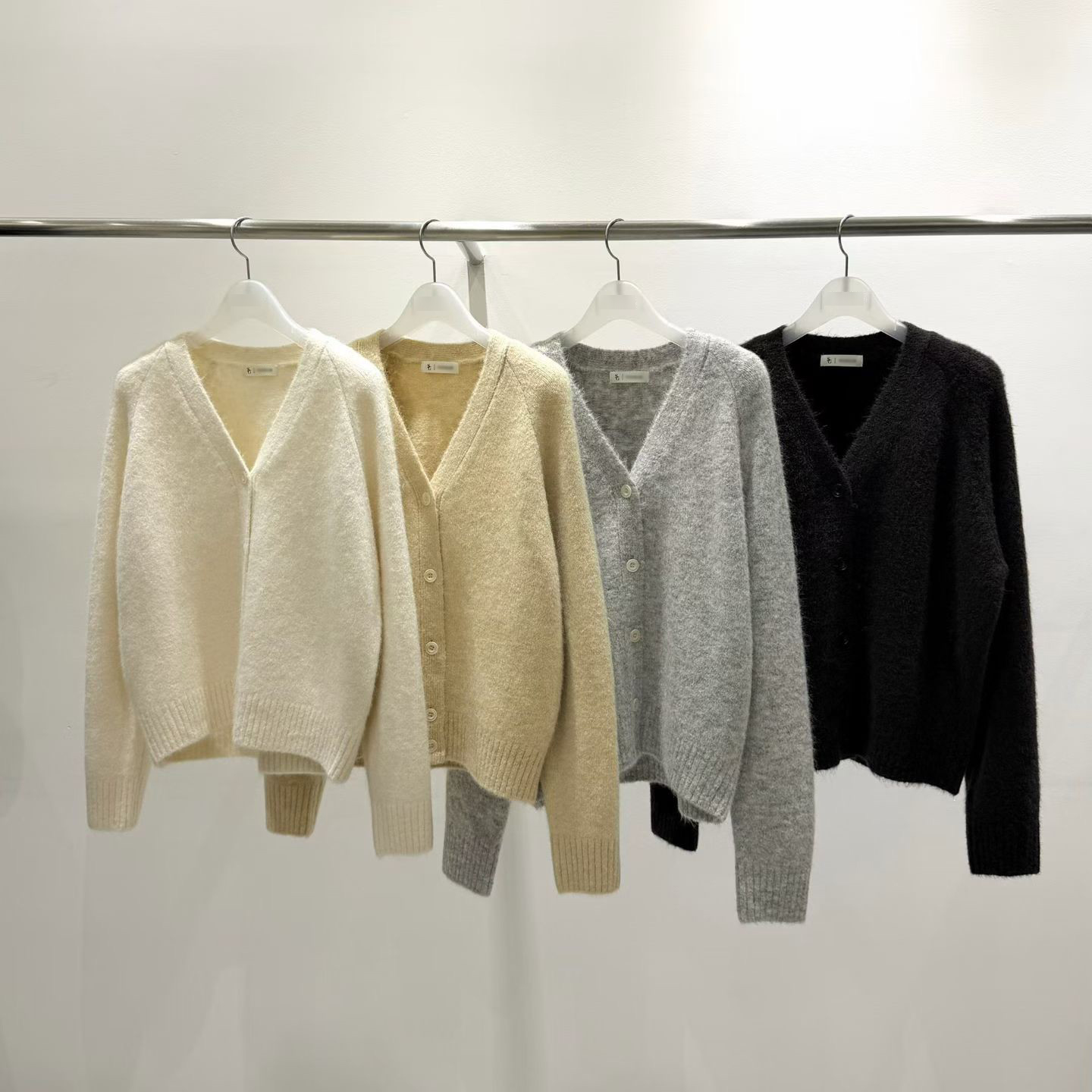 B36.質感家高級V領排釦針織外套