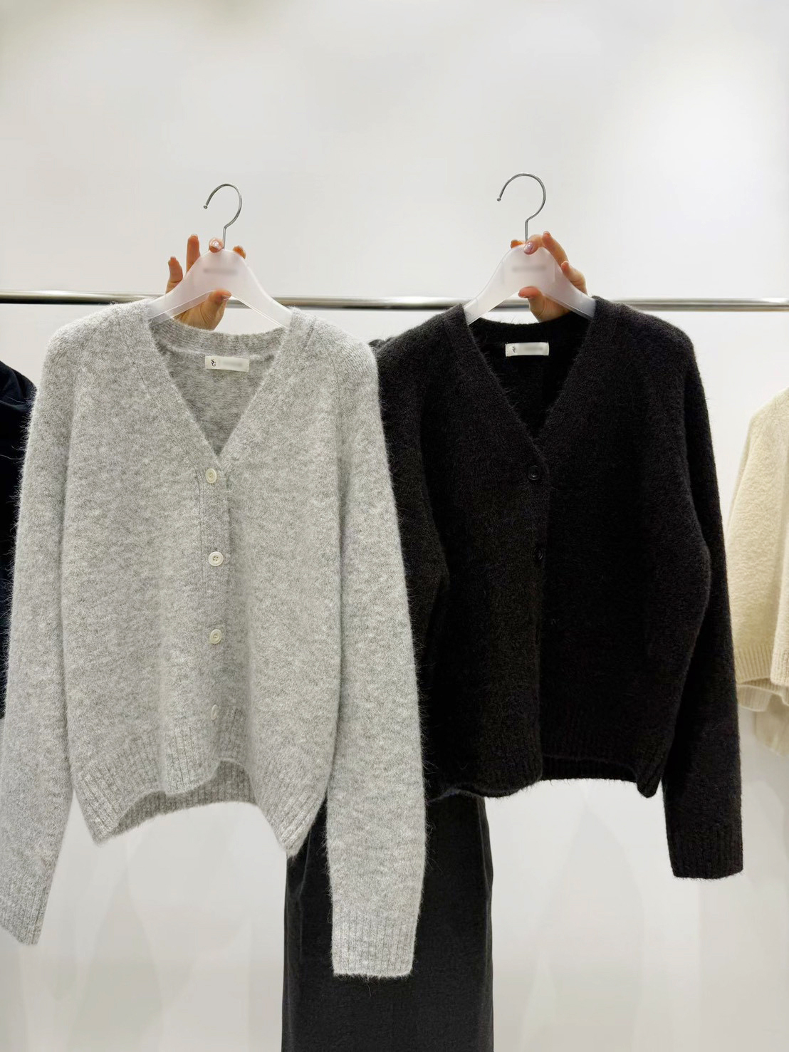 B36.質感家高級V領排釦針織外套