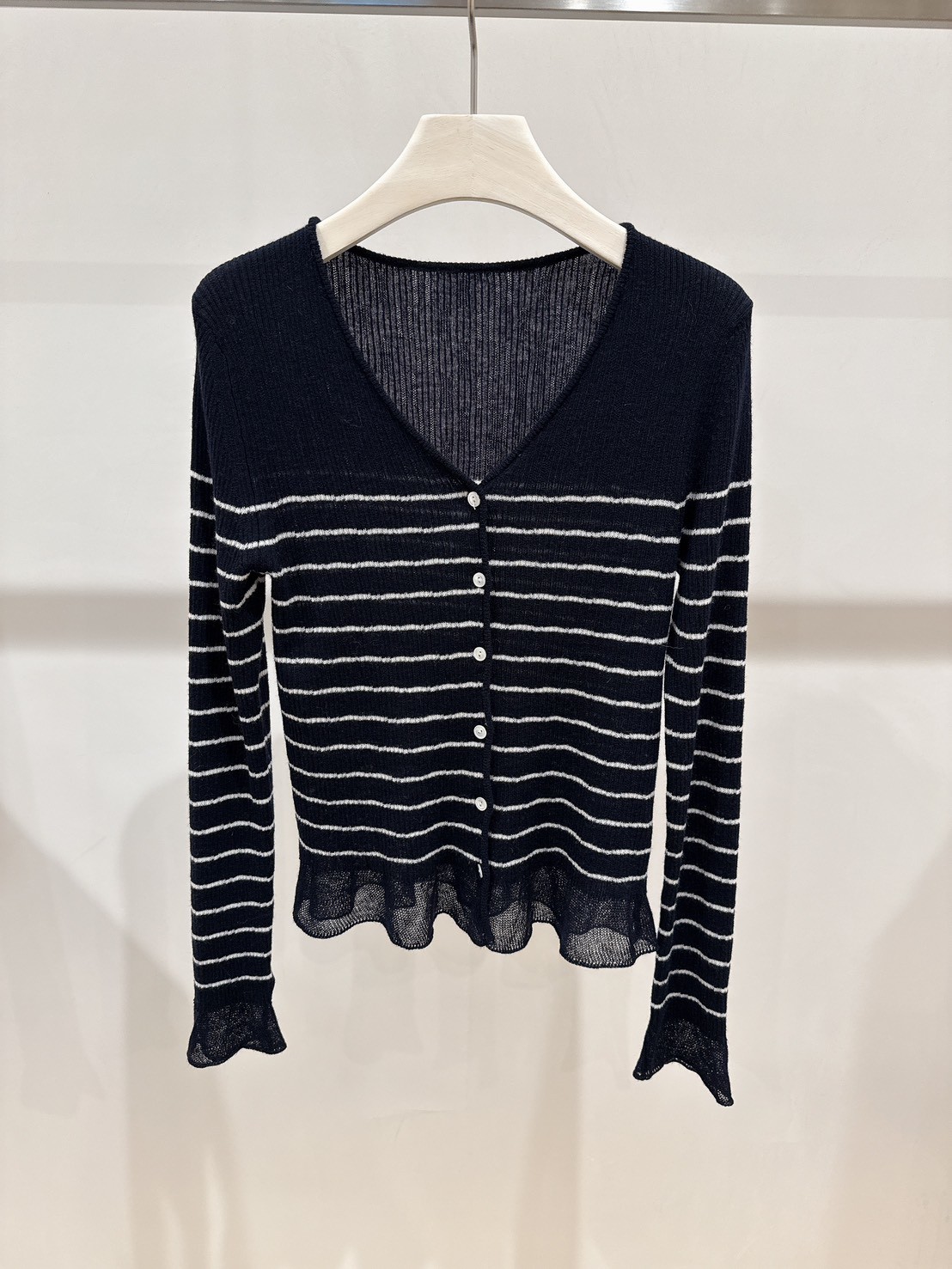 A12.俏皮小荷葉V領條紋針織上衣