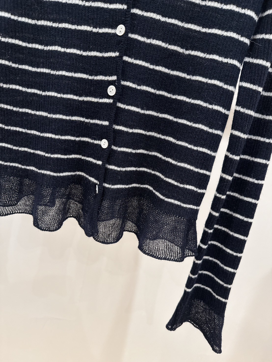 A12.俏皮小荷葉V領條紋針織上衣