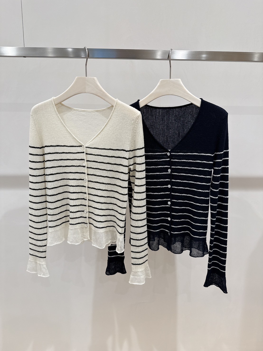 A12.俏皮小荷葉V領條紋針織上衣