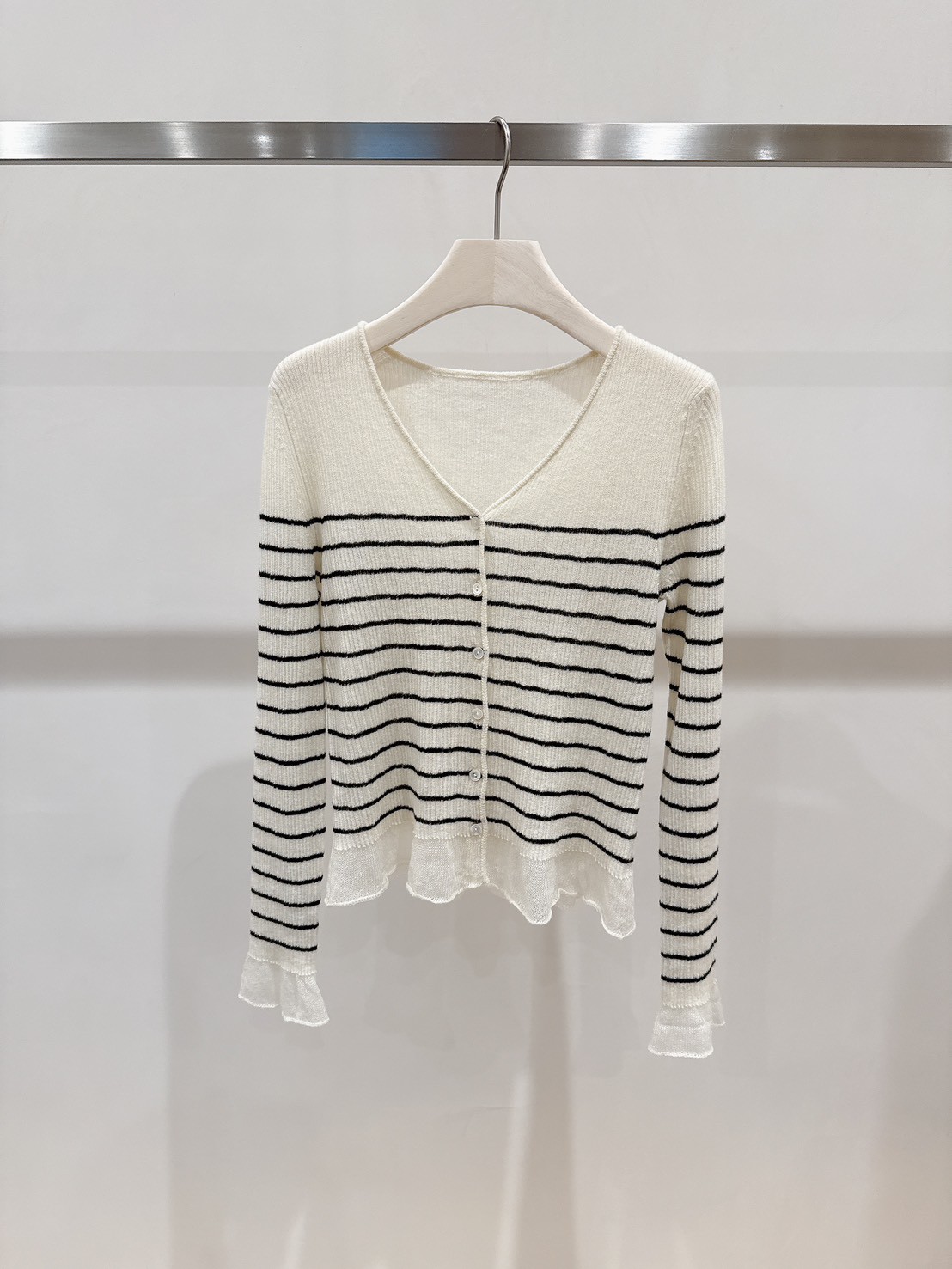 A12.俏皮小荷葉V領條紋針織上衣