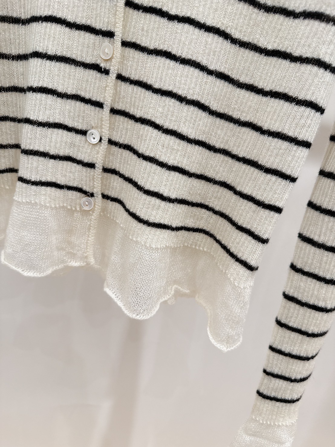 A12.俏皮小荷葉V領條紋針織上衣