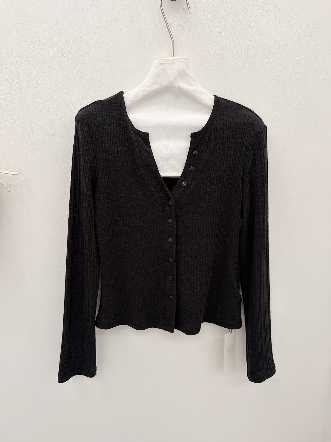 B40.顯瘦坑條圓V排釦造型上衣