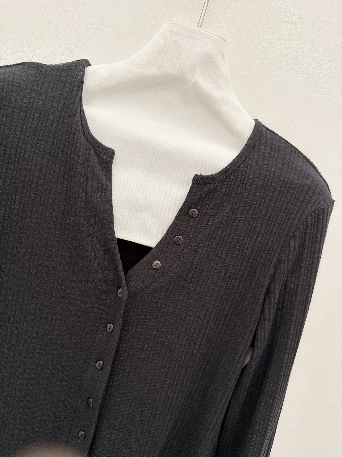 B40.顯瘦坑條圓V排釦造型上衣