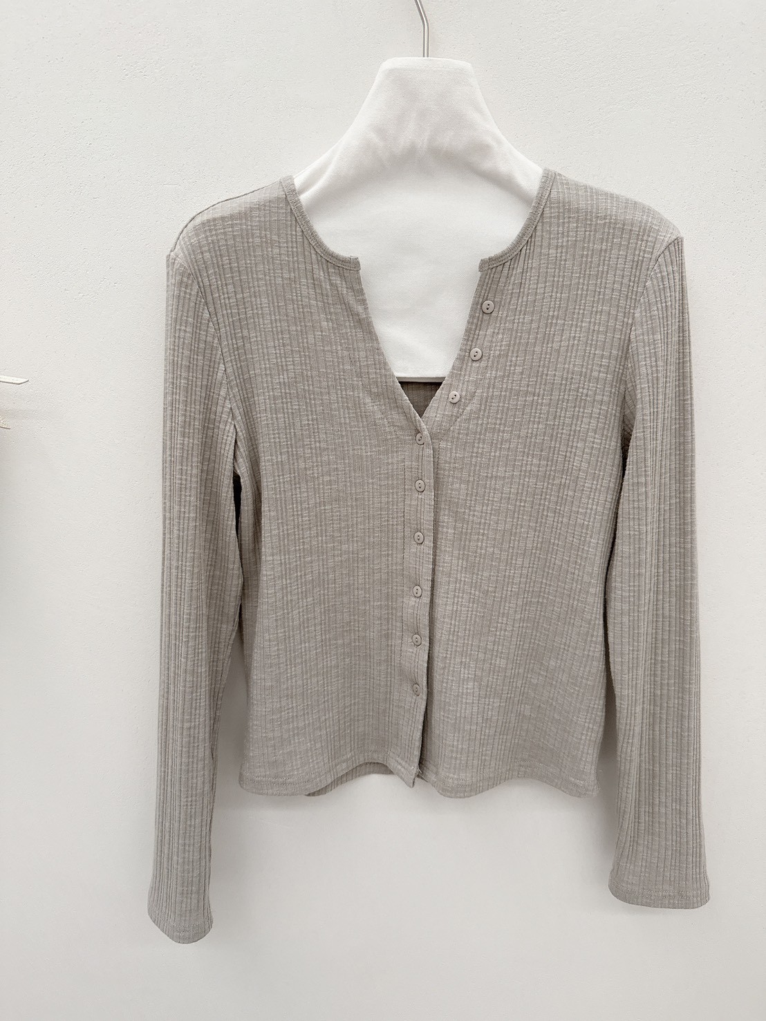 B40.顯瘦坑條圓V排釦造型上衣