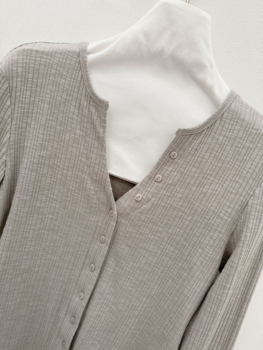 B40.顯瘦坑條圓V排釦造型上衣