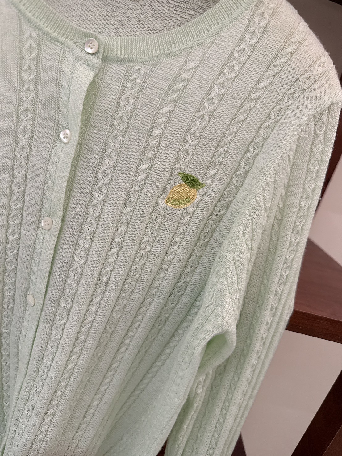 B42.刺繡小蕾夢麻花針織外套