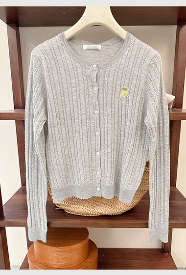 B42.刺繡小蕾夢麻花針織外套