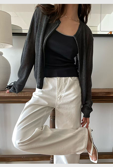 B77.圓領細緻坑條外套