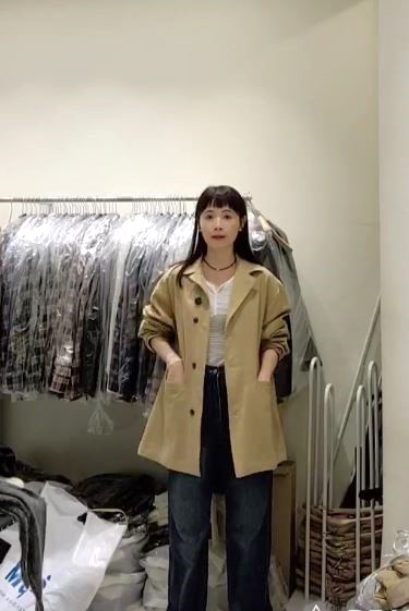 小臉歐膩俐落翻領風衣外套