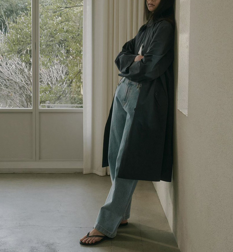 B52.質感家優雅後打褶風衣長外套