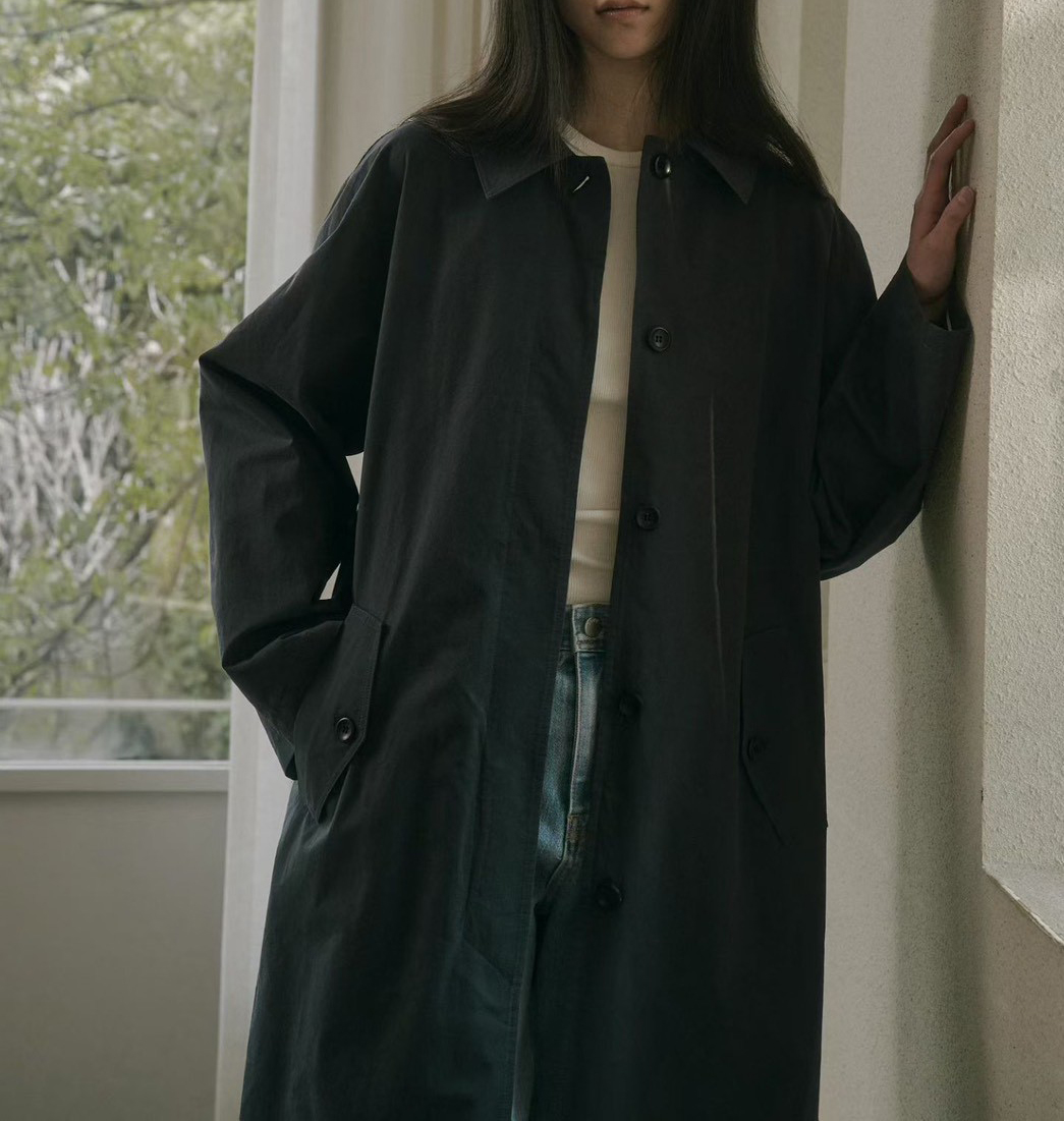 B52.質感家優雅後打褶風衣長外套