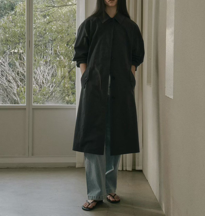 B52.質感家優雅後打褶風衣長外套