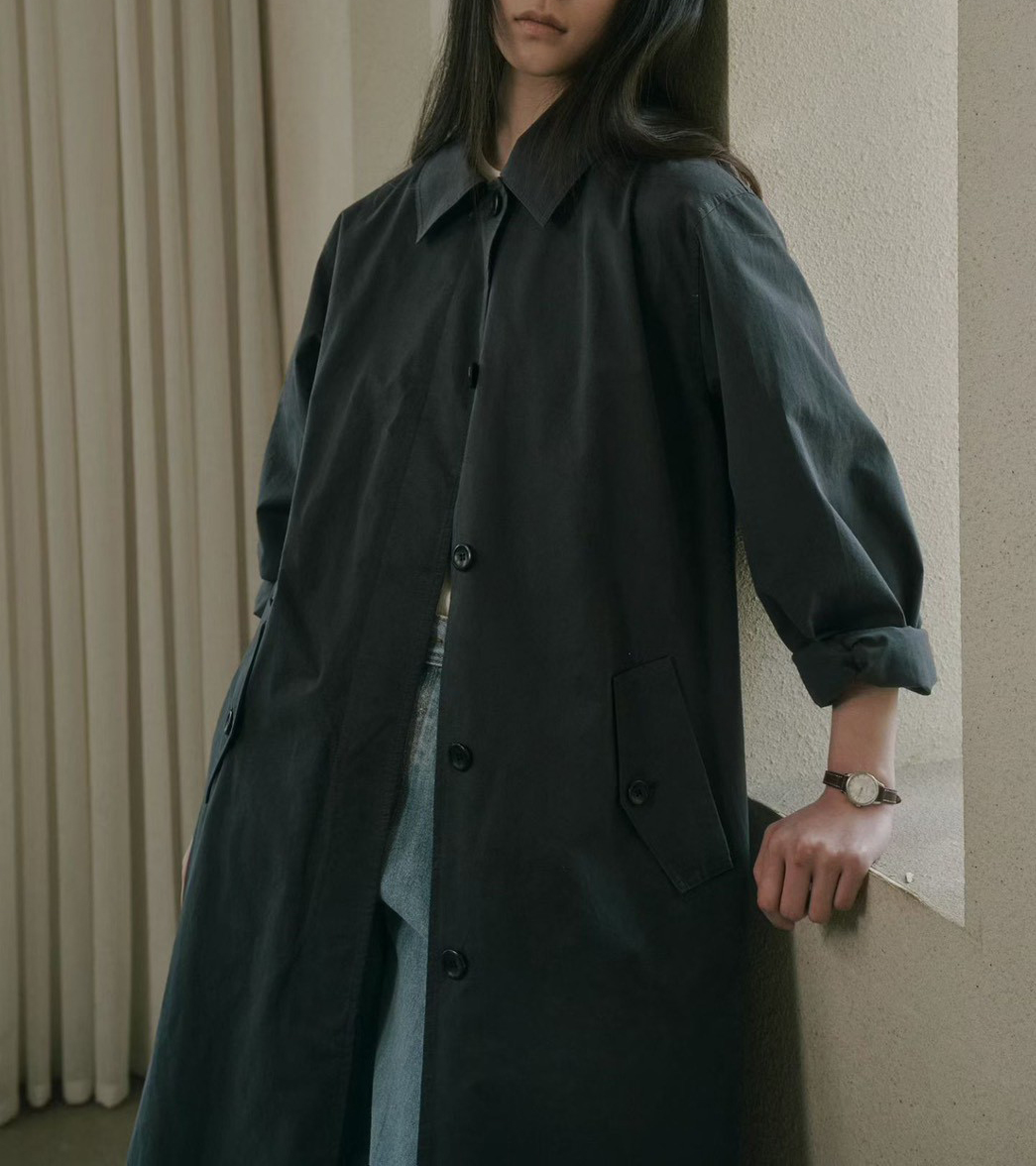 B52.質感家優雅後打褶風衣長外套