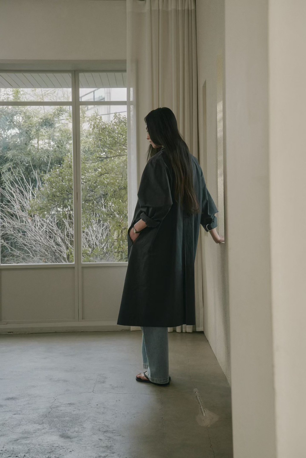 B52.質感家優雅後打褶風衣長外套