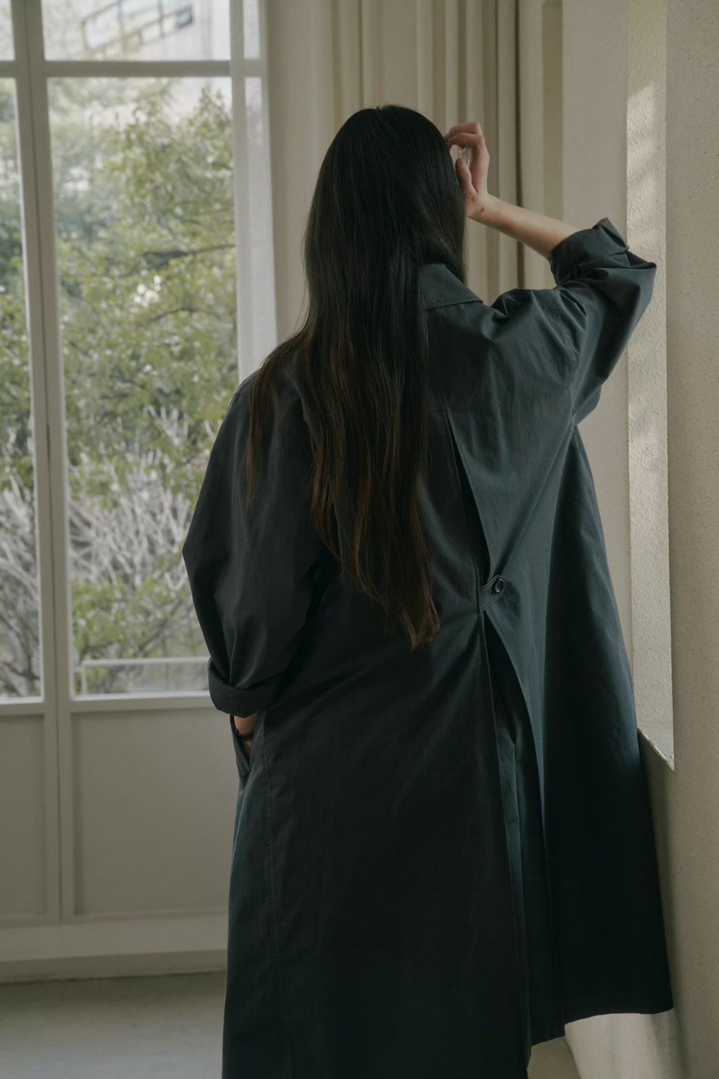 B52.質感家優雅後打褶風衣長外套
