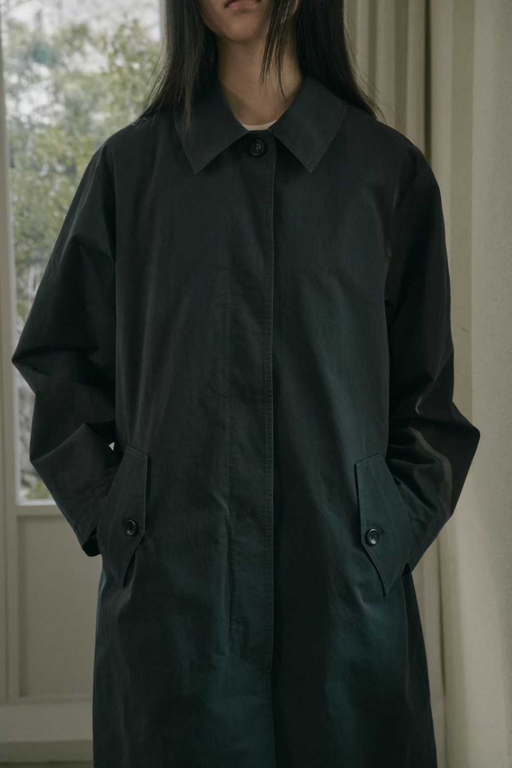 B52.質感家優雅後打褶風衣長外套