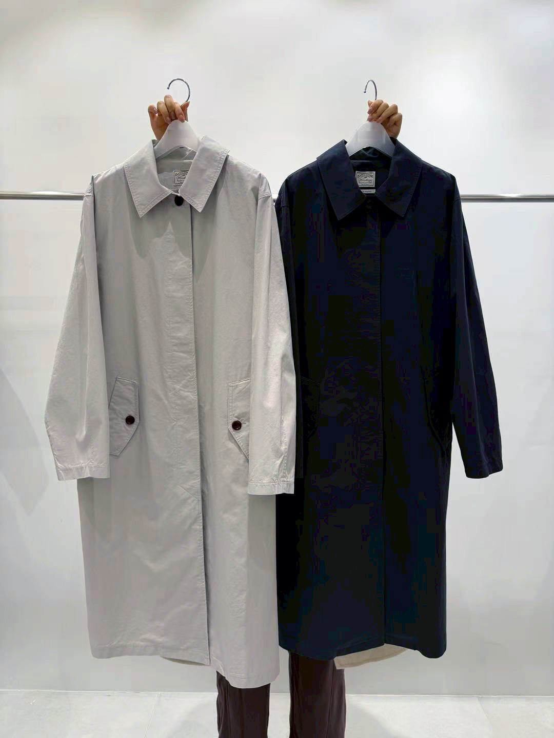 B52.質感家優雅後打褶風衣長外套