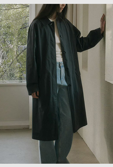 B52.質感家優雅後打褶風衣長外套